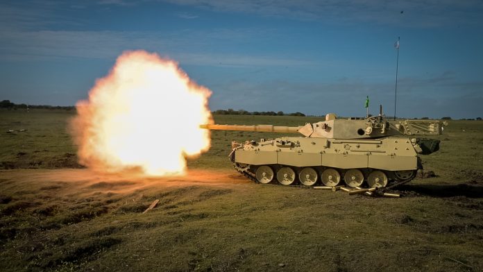Tapa Taiana supervisó las pruebas de tiro del Tanque Argentino Mediano 2CA2 tras ser sometido a un proceso de modernización