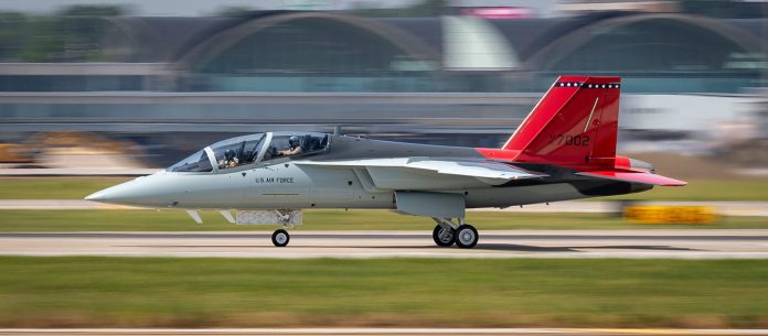 Un funcionario de la Fuerza Aérea de EE. UU. ha revelado que el servicio está considerando activamente una nueva variante armada del Boeing T-7A Red Hawk , denominado F-7, que potencialmente podría reemplazar a los antiguos aviones de combate F-16.