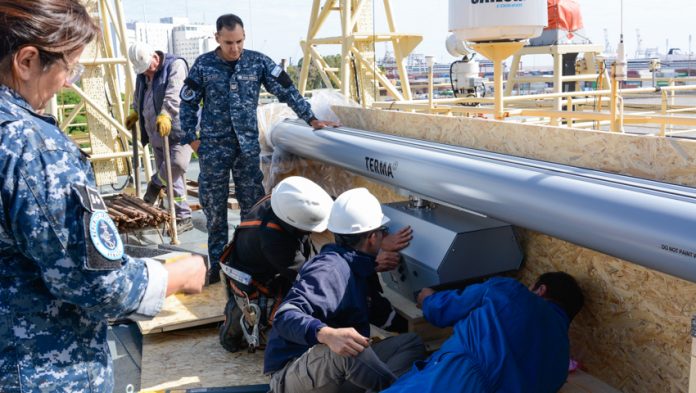 Instalaron un radar de control aéreo en el rompehielos ARA “Almirante Irízar” El nuevo sistema facilitará la localización de las aeronaves durante sus operaciones en el continente antártico.
