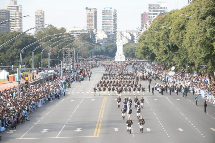 Se prepara un desfile por los 208 años de la Independencia Argentina.